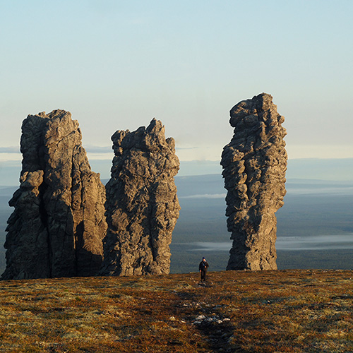 Aux portes de l'Arctique, Les colonnes de Manpoupounior, auteur de l'image Kasimys